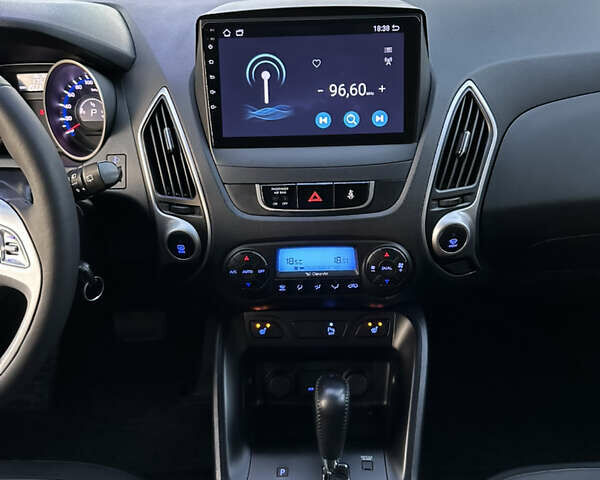 Сірий Хендай іх35, об'ємом двигуна 2 л та пробігом 190 тис. км за 12500 $, фото 12 на Automoto.ua