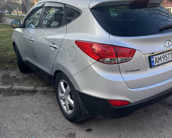 Сірий Хендай іх35, об'ємом двигуна 2 л та пробігом 228 тис. км за 13500 $, фото 2 на Automoto.ua