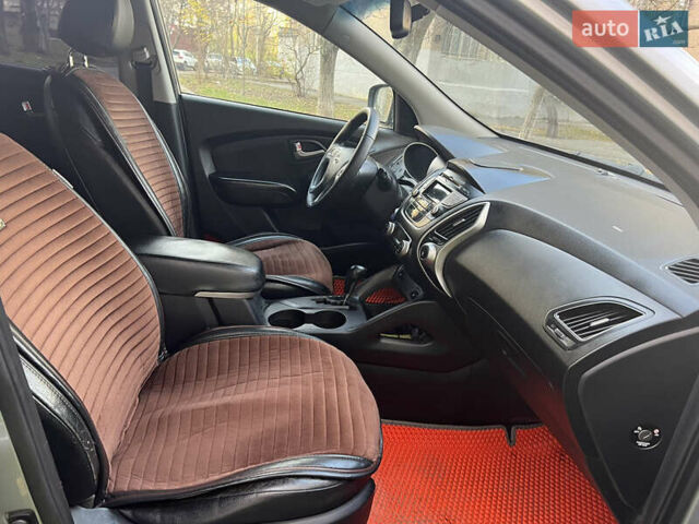 Серый Хендай их35, объемом двигателя 2 л и пробегом 156 тыс. км за 9999 $, фото 20 на Automoto.ua