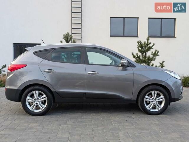 Сірий Хендай іх35, об'ємом двигуна 2 л та пробігом 222 тис. км за 13950 $, фото 6 на Automoto.ua