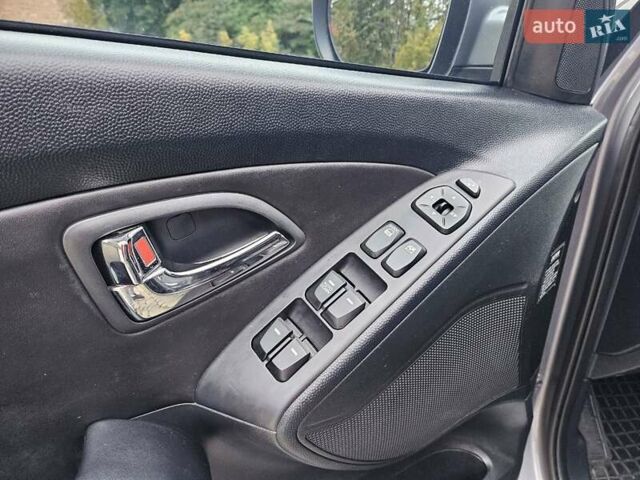 Серый Хендай их35, объемом двигателя 2 л и пробегом 230 тыс. км за 13700 $, фото 4 на Automoto.ua