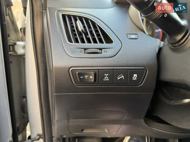 Сірий Хендай іх35, об'ємом двигуна 2 л та пробігом 212 тис. км за 11950 $, фото 19 на Automoto.ua