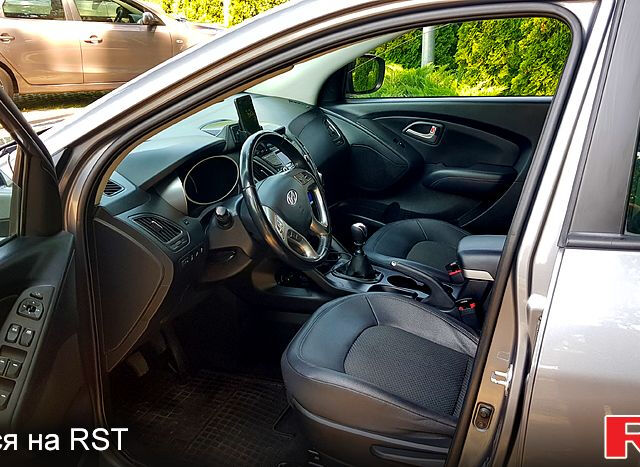 Сірий Хендай іх35, об'ємом двигуна 2 л та пробігом 235 тис. км за 11100 $, фото 9 на Automoto.ua