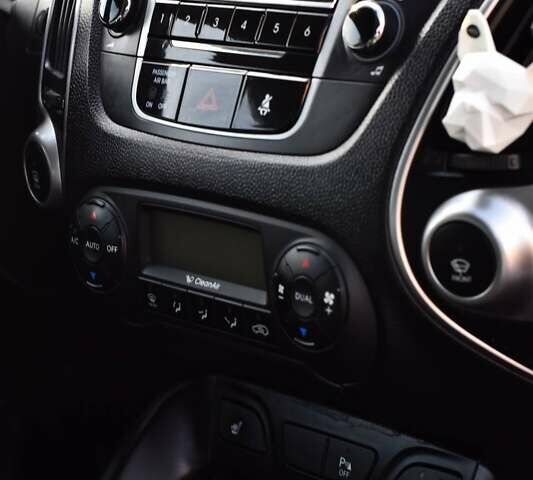 Серый Хендай их35, объемом двигателя 2 л и пробегом 201 тыс. км за 12900 $, фото 15 на Automoto.ua