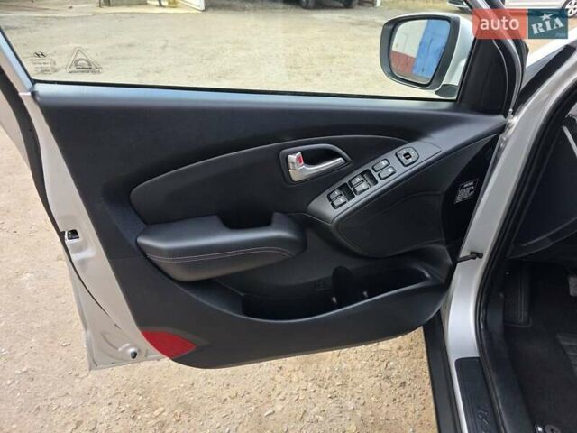 Серый Хендай их35, объемом двигателя 1.7 л и пробегом 186 тыс. км за 11700 $, фото 30 на Automoto.ua