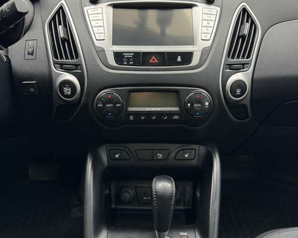 Серый Хендай их35, объемом двигателя 2 л и пробегом 202 тыс. км за 11550 $, фото 14 на Automoto.ua