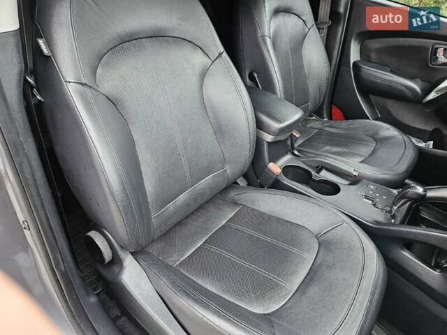 Серый Хендай их35, объемом двигателя 2 л и пробегом 230 тыс. км за 13700 $, фото 5 на Automoto.ua