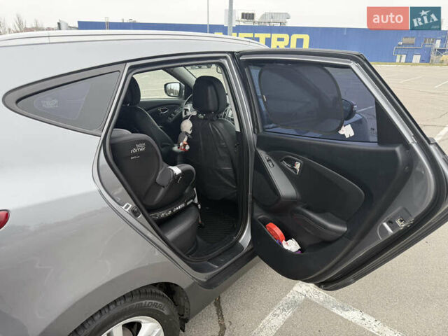 Серый Хендай их35, объемом двигателя 2 л и пробегом 153 тыс. км за 12500 $, фото 9 на Automoto.ua