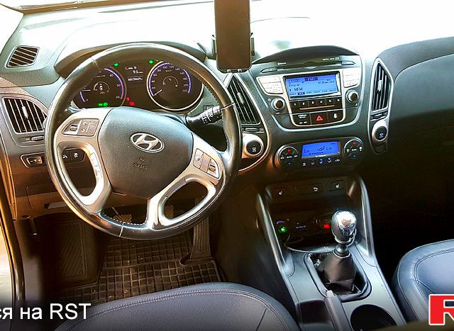 Сірий Хендай іх35, об'ємом двигуна 2 л та пробігом 235 тис. км за 11100 $, фото 3 на Automoto.ua