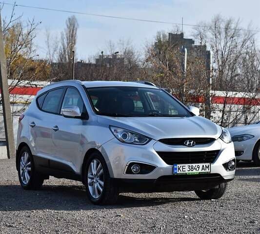 Серый Хендай их35, объемом двигателя 2 л и пробегом 201 тыс. км за 12900 $, фото 1 на Automoto.ua