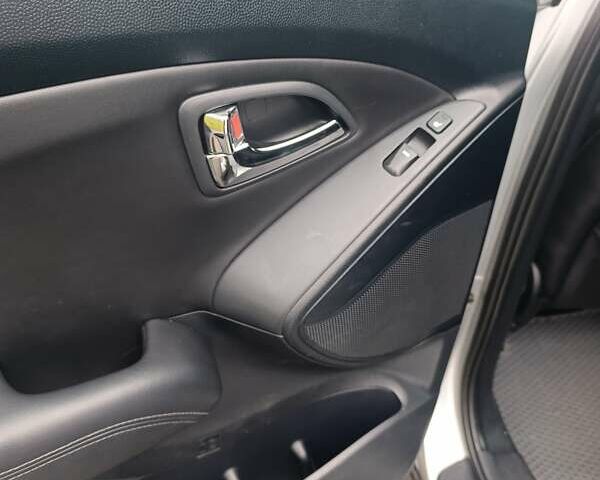 Сірий Хендай іх35, об'ємом двигуна 2 л та пробігом 240 тис. км за 11900 $, фото 5 на Automoto.ua