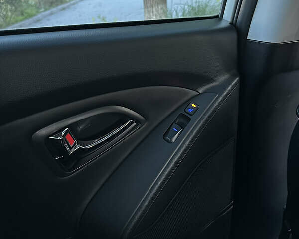 Сірий Хендай іх35, об'ємом двигуна 2 л та пробігом 190 тис. км за 12500 $, фото 26 на Automoto.ua