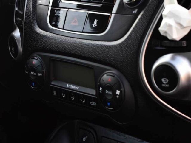 Серый Хендай их35, объемом двигателя 2 л и пробегом 201 тыс. км за 12900 $, фото 15 на Automoto.ua