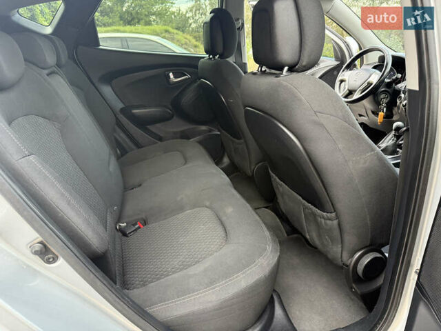 Сірий Хендай іх35, об'ємом двигуна 2 л та пробігом 112 тис. км за 13899 $, фото 14 на Automoto.ua