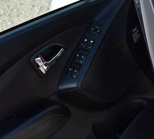 Серый Хендай их35, объемом двигателя 2 л и пробегом 201 тыс. км за 12900 $, фото 7 на Automoto.ua