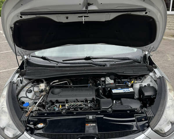 Серый Хендай их35, объемом двигателя 2 л и пробегом 204 тыс. км за 11500 $, фото 20 на Automoto.ua