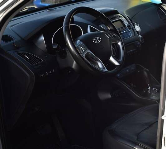 Серый Хендай их35, объемом двигателя 2 л и пробегом 201 тыс. км за 12900 $, фото 13 на Automoto.ua