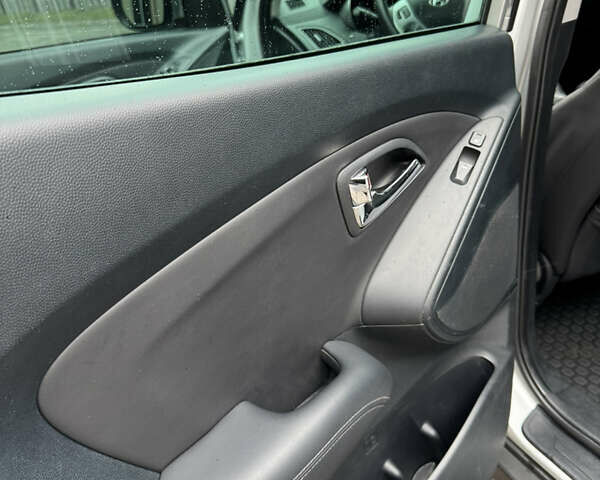 Серый Хендай их35, объемом двигателя 2 л и пробегом 204 тыс. км за 11500 $, фото 8 на Automoto.ua