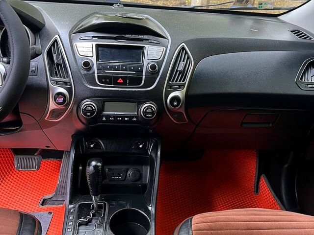 Серый Хендай их35, объемом двигателя 2 л и пробегом 156 тыс. км за 11999 $, фото 6 на Automoto.ua