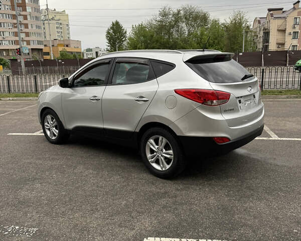 Серый Хендай их35, объемом двигателя 2 л и пробегом 204 тыс. км за 11500 $, фото 4 на Automoto.ua