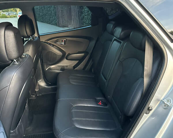 Сірий Хендай іх35, об'ємом двигуна 2 л та пробігом 190 тис. км за 12500 $, фото 24 на Automoto.ua