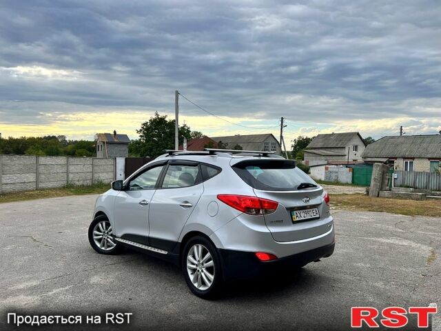 Серый Хендай их35, объемом двигателя 2.4 л и пробегом 155 тыс. км за 11999 $, фото 3 на Automoto.ua