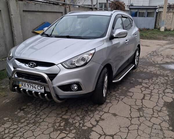 Сірий Хендай іх35, об'ємом двигуна 2 л та пробігом 106 тис. км за 11200 $, фото 2 на Automoto.ua