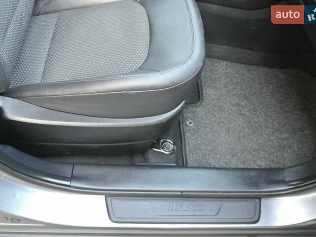 Серый Хендай их35, объемом двигателя 2 л и пробегом 187 тыс. км за 13700 $, фото 18 на Automoto.ua