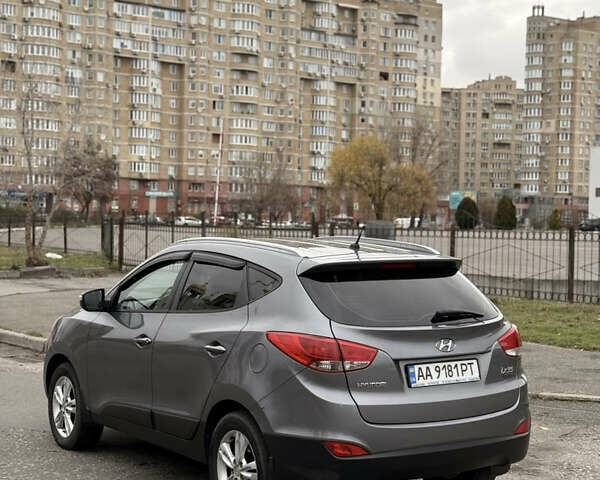 Сірий Хендай іх35, об'ємом двигуна 2 л та пробігом 205 тис. км за 12499 $, фото 5 на Automoto.ua
