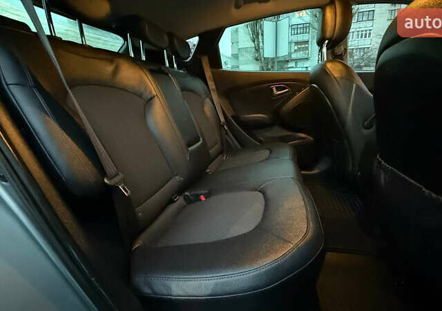 Сірий Хендай іх35, об'ємом двигуна 2 л та пробігом 240 тис. км за 13000 $, фото 26 на Automoto.ua