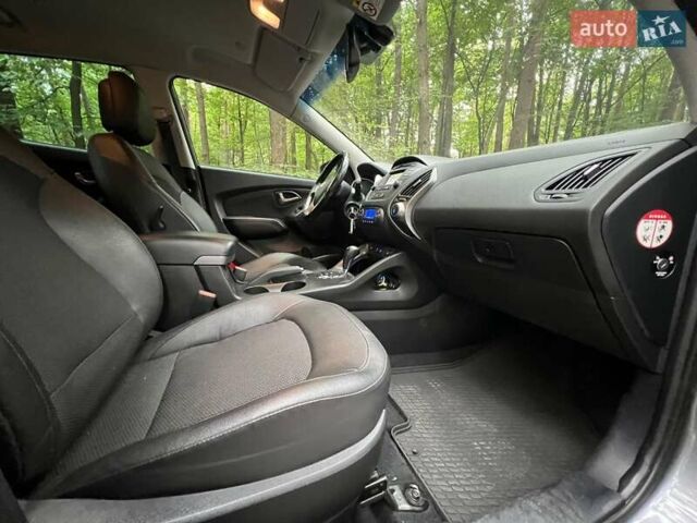 Серый Хендай их35, объемом двигателя 2 л и пробегом 239 тыс. км за 13000 $, фото 3 на Automoto.ua