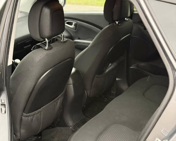 Сірий Хендай іх35, об'ємом двигуна 2 л та пробігом 205 тис. км за 12499 $, фото 7 на Automoto.ua