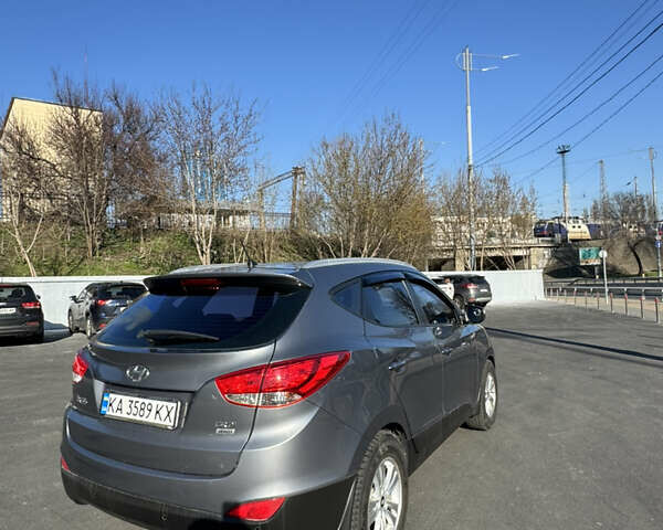 Сірий Хендай іх35, об'ємом двигуна 2 л та пробігом 121 тис. км за 13500 $, фото 18 на Automoto.ua