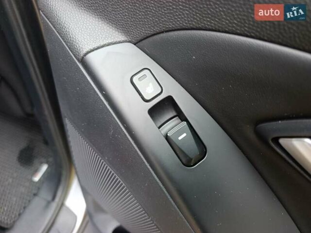 Серый Хендай их35, объемом двигателя 2 л и пробегом 193 тыс. км за 13850 $, фото 41 на Automoto.ua