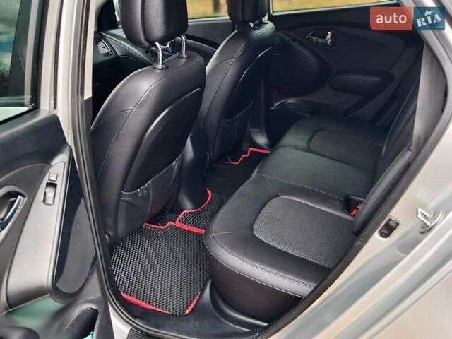 Серый Хендай их35, объемом двигателя 2 л и пробегом 107 тыс. км за 14900 $, фото 3 на Automoto.ua