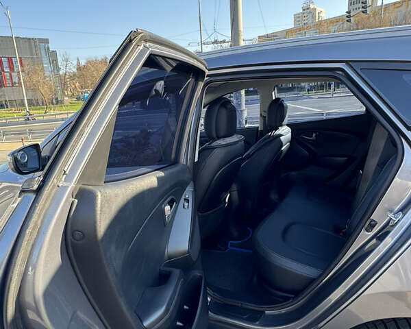 Сірий Хендай іх35, об'ємом двигуна 2 л та пробігом 121 тис. км за 13500 $, фото 15 на Automoto.ua