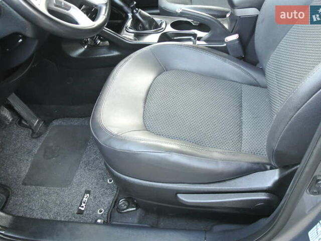 Серый Хендай их35, объемом двигателя 2 л и пробегом 187 тыс. км за 13700 $, фото 12 на Automoto.ua