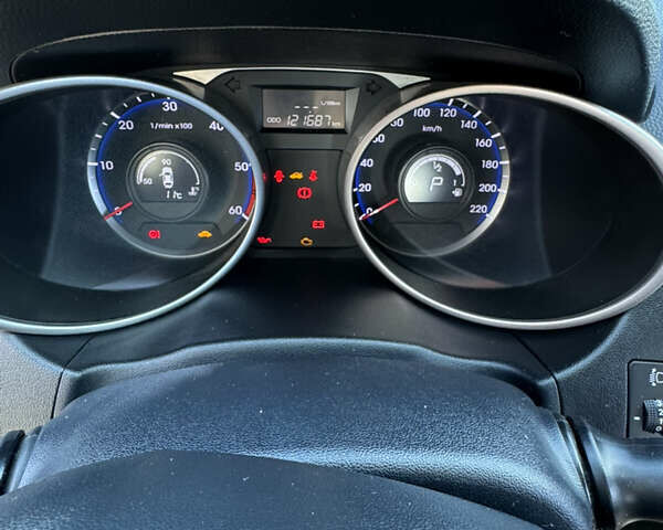Сірий Хендай іх35, об'ємом двигуна 2 л та пробігом 121 тис. км за 13500 $, фото 4 на Automoto.ua