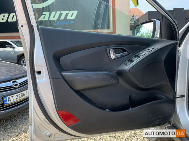 Серый Хендай их35, объемом двигателя 2 л и пробегом 192 тыс. км за 12999 $, фото 7 на Automoto.ua