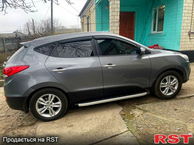 Серый Хендай их35, объемом двигателя 2 л и пробегом 200 тыс. км за 13500 $, фото 3 на Automoto.ua