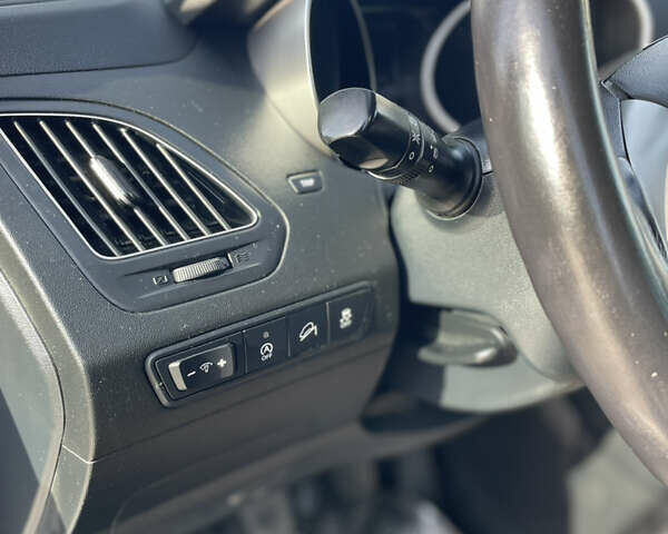 Серый Хендай их35, объемом двигателя 0 л и пробегом 150 тыс. км за 13555 $, фото 15 на Automoto.ua