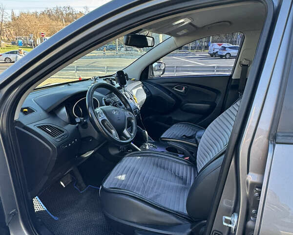 Сірий Хендай іх35, об'ємом двигуна 2 л та пробігом 121 тис. км за 13500 $, фото 12 на Automoto.ua