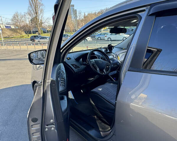 Сірий Хендай іх35, об'ємом двигуна 2 л та пробігом 121 тис. км за 13500 $, фото 10 на Automoto.ua