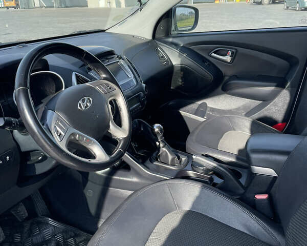 Серый Хендай их35, объемом двигателя 0 л и пробегом 150 тыс. км за 13555 $, фото 13 на Automoto.ua