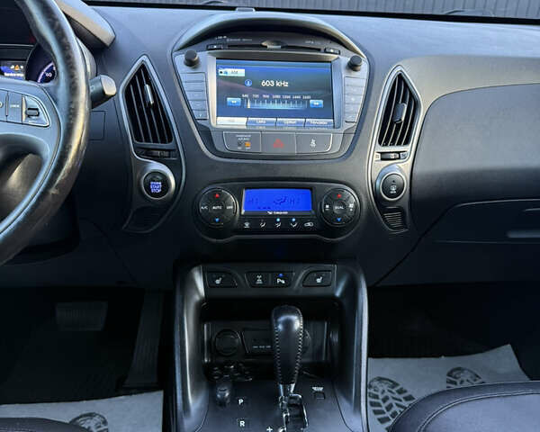 Сірий Хендай іх35, об'ємом двигуна 2 л та пробігом 230 тис. км за 14450 $, фото 31 на Automoto.ua