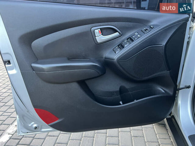 Серый Хендай их35, объемом двигателя 2 л и пробегом 168 тыс. км за 13800 $, фото 10 на Automoto.ua