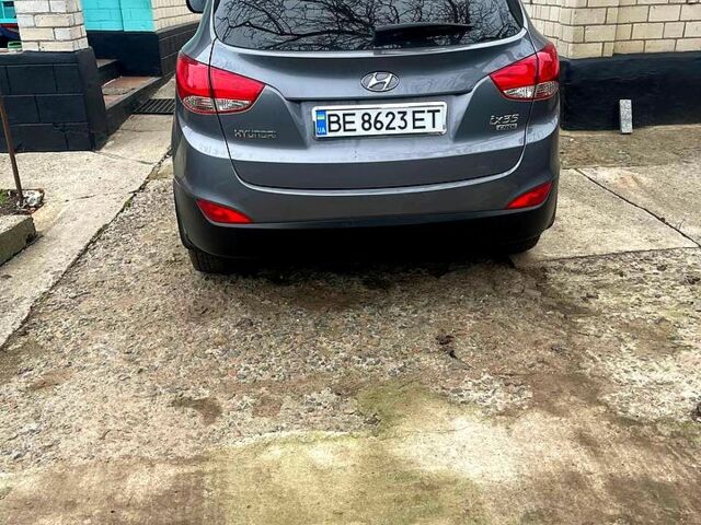 Серый Хендай их35, объемом двигателя 2 л и пробегом 200 тыс. км за 13500 $, фото 2 на Automoto.ua