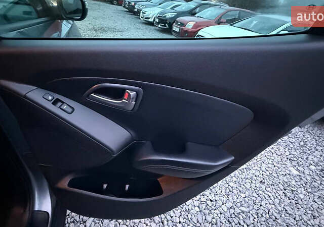 Сірий Хендай іх35, об'ємом двигуна 2 л та пробігом 240 тис. км за 13000 $, фото 25 на Automoto.ua