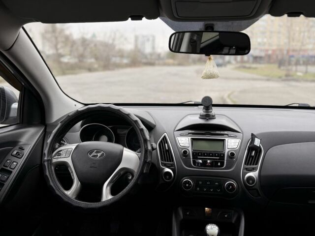 Сірий Хендай іх35, об'ємом двигуна 2 л та пробігом 205 тис. км за 12499 $, фото 6 на Automoto.ua