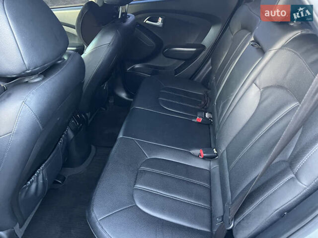 Серый Хендай их35, объемом двигателя 2 л и пробегом 168 тыс. км за 13800 $, фото 11 на Automoto.ua